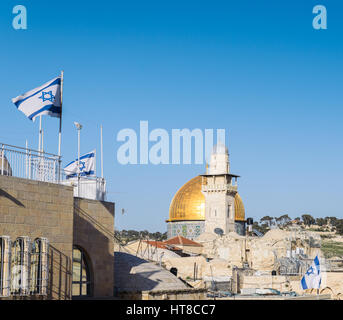 Vue sur le dôme du Rocher à Jérusalem et la mosquée des drapeaux israéliens depuis un balcon pendant une journée ensoleillée Banque D'Images