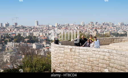 Les touristes donnent sur la vue panoramique de la vieille ville de Jérusalem et le Mont du Temple Banque D'Images