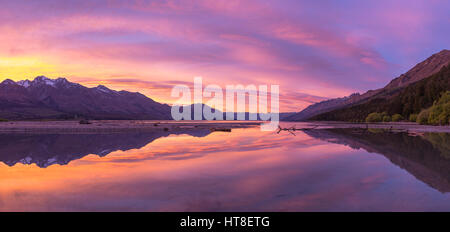 Le lac Wakatipu montagnes avec au lever du soleil près de Queenstown, Glenorchy, Région de l'Otago, Southland, Nouvelle-Zélande Banque D'Images
