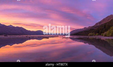Le lac Wakatipu montagnes avec au lever du soleil près de Queenstown, Glenorchy, Région de l'Otago, Southland, Nouvelle-Zélande Banque D'Images