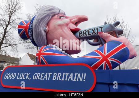 Le Premier ministre britannique Theresa peut est titulaire d'arme dans sa bouche, le suicide par référendum proposé sur Royaume-uni composition de la Banque D'Images