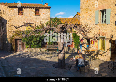 Place du Village de Castelnou, Pyrenees Orientales, France Banque D'Images