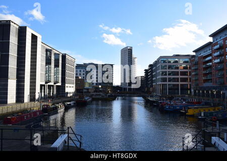 Leeds Dock est un développement mixte avec détail, bureaux de passage et de présence par la rivière Aire au centre de Leeds, West Yorkshire, Angleterre. Banque D'Images