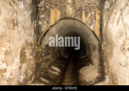 Donjons de la ville. Les routes sont sous terre. Tunnel pour l'eau et la pluie. Cave, la mienne. Banque D'Images