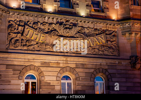 Inscrivez-vous sur l'ancien bâtiment du journal The Scotsman la nuit. Le bâtiment est aujourd'hui un hôtel de caractère. Banque D'Images