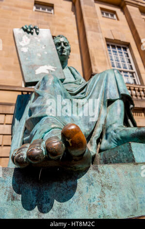 Le gros orteil de la statue de Hume sur le Royal Mile d'Édimbourg. Polis par les passants par le toucher. Banque D'Images