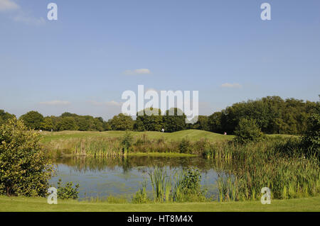 Vue sur l'étang sur le 1er trou du parcours forestiers, Wildwood Golf and Country Club, Alfold, Surrey, Angleterre Banque D'Images