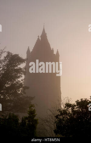 La tour de l'église Saint Columbas Kilmacolm sur un hivers brumeux matin. Banque D'Images