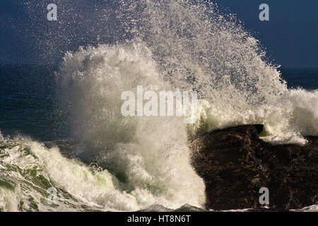 Pulvérisation des vagues qui viennent se briser sur les rochers à Diaz Point, Luderitz, Namibie Banque D'Images