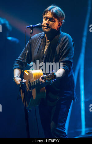 Italie Legnano. 06 mars 2017. Le chanteur et auteur-compositeur italien CRISTIANO DE ANDRE' en concert sur la scène du Teatro Galleria durant la 'De Andrè Canta Banque D'Images