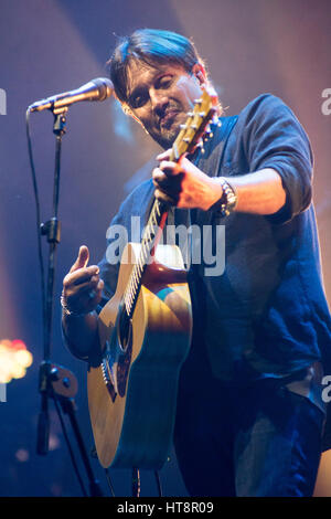 Italie Legnano. 06 mars 2017. Le chanteur et auteur-compositeur italien CRISTIANO DE ANDRE' en concert sur la scène du Teatro Galleria durant la 'De Andrè Canta Banque D'Images