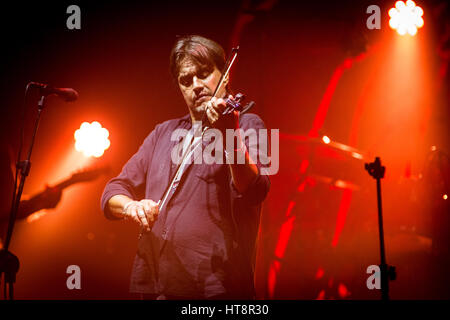 Italie Legnano. 06 mars 2017. Le chanteur et auteur-compositeur italien CRISTIANO DE ANDRE' en concert sur la scène du Teatro Galleria durant la 'De Andrè Canta Banque D'Images