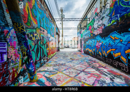 Dans la ruelle, Graffiti Nord Station Arts et divertissements, à Baltimore, Maryland. Banque D'Images