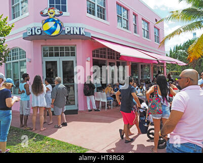 Les clients en attente de tables à populaires Big Pink restaurant à South Beach. Banque D'Images