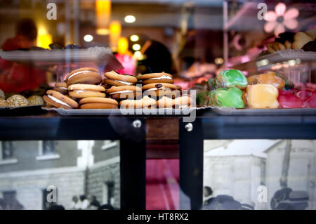 Desserts et sucreries. pâtisserie avec des biscuits et les cookies dans la fenêtre. Banque D'Images