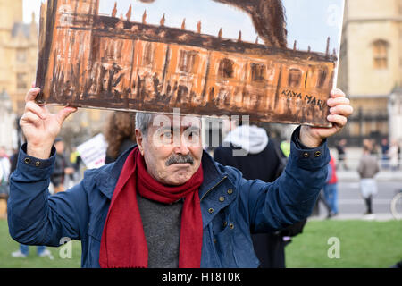Artiste satyrique Kaya Mar est holding sa peinture au cours de l'Escale Trump & Stop Brexit manifestation à Parliament Square, Londres. Banque D'Images