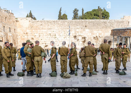 Les jeunes recrues - IDF en face du mur occidental, à Jérusalem, Israël Banque D'Images