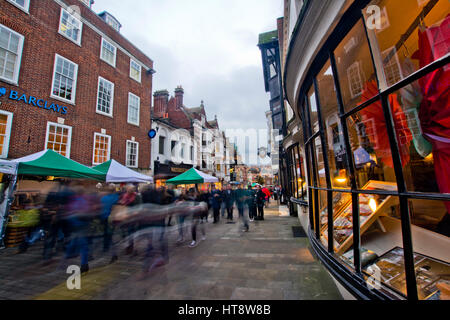 Les acheteurs de noël animation le long historique de Winchester high street old bay boutique fenêtre extérieur Banque D'Images