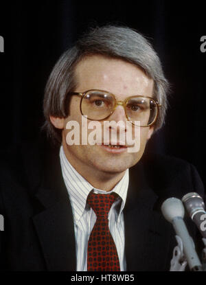 Pat Buchanan Portrait Photo prise 1992Directeur de l'OMB David Stockman répond aux questions des journalistes lors de sa conférence de presse sur l'upoming dans les négociations budgétaires le président Ronald Reagan va avoir avec le Congrès surtout sur les dépenses militaires, Washington DC., 1 février 1985. Photo par Mark Reinstein Banque D'Images