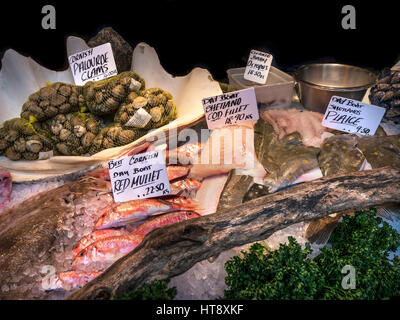 Les variétés de fruits de mer frais de la poissonnerie market stall, exposés à la vente à Borough Market London UK Banque D'Images