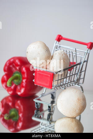 Mini panier de légumes frais biologiques sorcière shopping et les champignons sur fond clair. Détox, l'alimentation, la santé ou la nourriture végétarienne concept. Banque D'Images