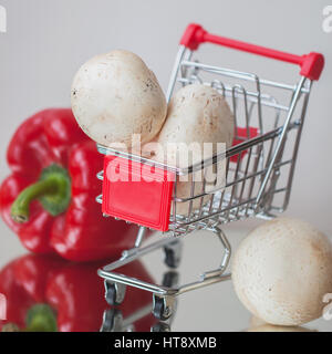 Mini panier de légumes frais biologiques sorcière shopping et les champignons sur fond clair. Concept de l'alimentation saine, les régimes végétariens shopping, cuisine Banque D'Images