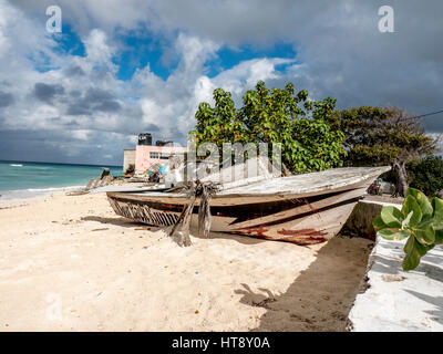 Vieux bateau en bois naufragé échoué sur le sable en Cockburn Town, Grand Turk, Îles Turques et Caïques Banque D'Images