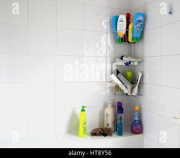 Camberley, UK - 8 mars 2017 : Divers produits Shampooing et gel douche dans une salle de bains intérieure Banque D'Images