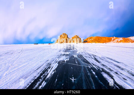 La route sur la glace du lac Baikal, à l'Azur Chamanka, sur l'île d'Olkhon. Banque D'Images