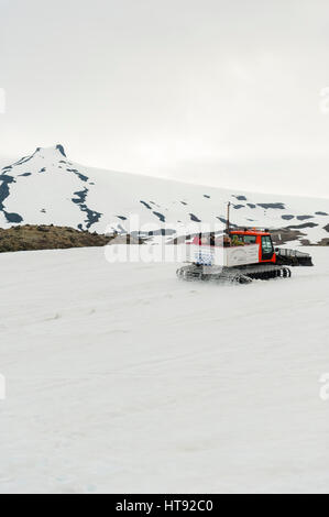 Un groupe de touristes à cheval une chenillette monter sur le volcan Snæfellsjökull / Snaefellsjokull Parc National de Snæfellsjökull, Islande. Banque D'Images