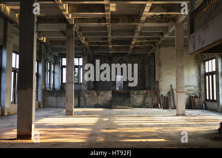 L'intérieur d'un vieux bâtiment abandonné voir Banque D'Images