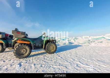 Quad sur la glace bikala entre les buttes. Banque D'Images