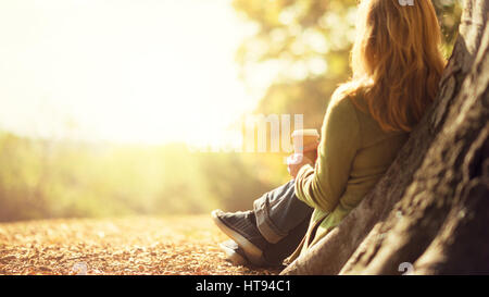 Concept d'automne femme anonyme, appréciant la tasse de café à emporter aux beaux jours d'automne froid Banque D'Images