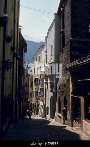 Une rue de la vieille ville de Hall en Tyrol en 1977. Alte Gasse dans Hall in Tirol. Banque D'Images