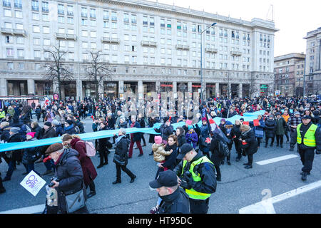 Varsovie, Pologne. 05Th Mar, 2017. Protestation des femmes a lieu à Varsovie à la Journée internationale de la femme. Des milliers de femmes a adopté le centre de Varsovie. Un petit groupe d'anti-manifestants n'a été séparé par la police. Credit : Madeleine Lenz/Pacific Press/Alamy Live News Banque D'Images