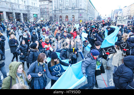 Varsovie, Pologne. 05Th Mar, 2017. Protestation des femmes a lieu à Varsovie à la Journée internationale de la femme. Des milliers de femmes a adopté le centre de Varsovie. Un petit groupe d'anti-manifestants n'a été séparé par la police. Credit : Madeleine Lenz/Pacific Press/Alamy Live News Banque D'Images