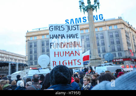 Varsovie, Pologne. 05Th Mar, 2017. Protestation des femmes a lieu à Varsovie à la Journée internationale de la femme. Des milliers de femmes a adopté le centre de Varsovie. Un petit groupe d'anti-manifestants n'a été séparé par la police. Credit : Madeleine Lenz/Pacific Press/Alamy Live News Banque D'Images