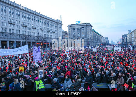 Varsovie, Pologne. 05Th Mar, 2017. Protestation des femmes a lieu à Varsovie à la Journée internationale de la femme. Des milliers de femmes a adopté le centre de Varsovie. Un petit groupe d'anti-manifestants n'a été séparé par la police. Credit : Madeleine Lenz/Pacific Press/Alamy Live News Banque D'Images