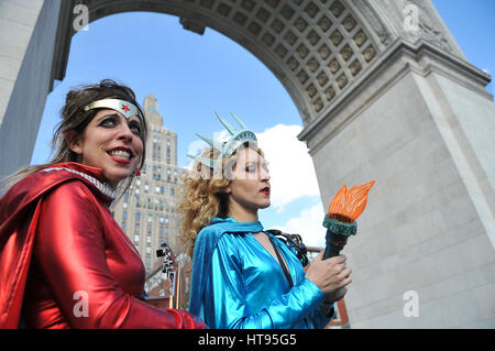 New York, USA. 05Th Mar, 2017. Rallye des milliers de femmes dans le cadre d'une manifestation nationale "journée sans une femme' à la Journée internationale de la femme 2017 en face du square Park à New York. L'appel à "une journée sans femmes" - pour les femmes de prendre la journée de congé (rémunéré et non rémunéré, à la maison et à l'extérieur de la maison) ; pour éviter de faire des emplettes pour la journée, 'avec des exceptions pour les petites entreprises, des femmes et des minorités", selon les organisateurs. La femme marche dans les rues de la ville d'exiger plus de respect et d'égalité. Credit : Luiz Roberto Lima/Pacific Press/Alamy Live News Banque D'Images