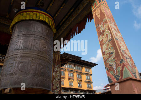 Le Bhoutan, Thimphu, capitale du Bhoutan. Hôtel de luxe cinq étoiles, l'hôtel Taj Tashi Hotel, situé au centre-ville de Thimphu. Cour arrière à prières. Banque D'Images