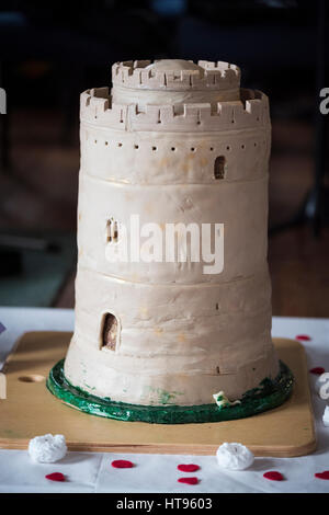 Gâteau de mariage château inspiré par le grand garder au château de Pembroke au Pays de Galles Banque D'Images