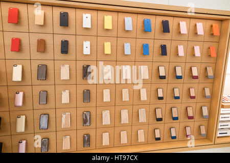 Variété de couleur sur un écran iPhone à l'Apple Store à l'Ouest 14e Rue emplacement dans Paris Banque D'Images