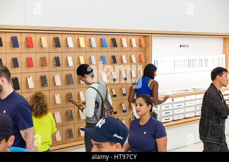 Les gens parcourant divers étuis iPhone sur un écran à l'Apple Store à l'Ouest 14e Rue emplacement dans Paris Banque D'Images