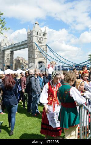 Angleterre Londres 9 Mai 2015 : foule appréciant Polish jour près de Tower bridge Banque D'Images