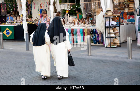 Deux religieuses catholiques romaines reliant bras traversant une route à Séville, Espagne Banque D'Images