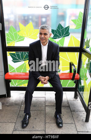 Maire de Londres, Sadiq Khan lors du lancement de la capitale le premier bus à faibles émissions sur zone, Putney High Street, Londres. Banque D'Images