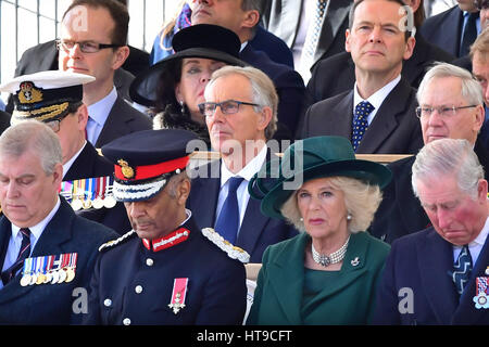 L'ancien premier ministre Tony Blair, le duc d'York, le Prince de Galles et la duchesse de Cornouailles assister à un tambour militaire Service sur Horse Guards Parade à Londres, en avance sur le dévoilement d'un monument commémoratif en l'honneur des forces armées et les civils qui ont servi leur pays pendant la guerre du Golfe et des conflits en Irak et en Afghanistan. Banque D'Images