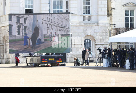 La reine Elizabeth II est vu sur un grand écran sur Horse Guards Parade dévoile le monument commémoratif en l'honneur des forces armées et les civils qui ont servi leur pays pendant la guerre du Golfe et des conflits en Irak et en Afghanistan. Banque D'Images