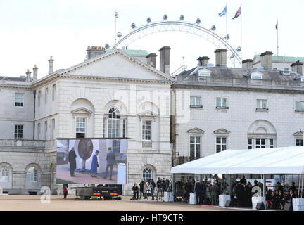 La reine Elizabeth II est vu sur un grand écran sur Horse Guards Parade dévoile le monument commémoratif en l'honneur des forces armées et les civils qui ont servi leur pays pendant la guerre du Golfe et des conflits en Irak et en Afghanistan. Banque D'Images