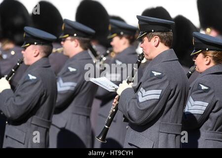 Un groupe joue au cours d'un tambour militaire Service sur Horse Guards Parade, Londres, pour honorer le service et le devoir de les deux les Forces armées britanniques et les civils dans la région du Golfe, l'Iraq et l'Afghanistan. Banque D'Images